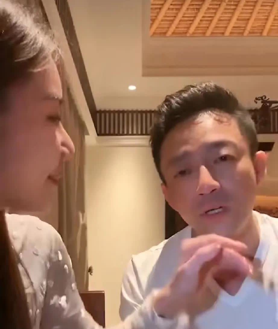 汪小菲和马小梅看似在直播，谈笑间该说的都说了。马小梅念诗让汪小菲接下一句
