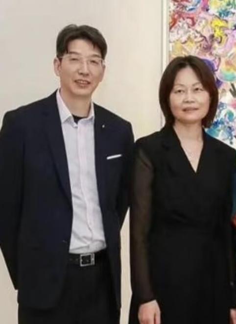 看到奚梦瑶发的照片，好奇扒了一下她的父母，真是不扒不知道，原来他们家