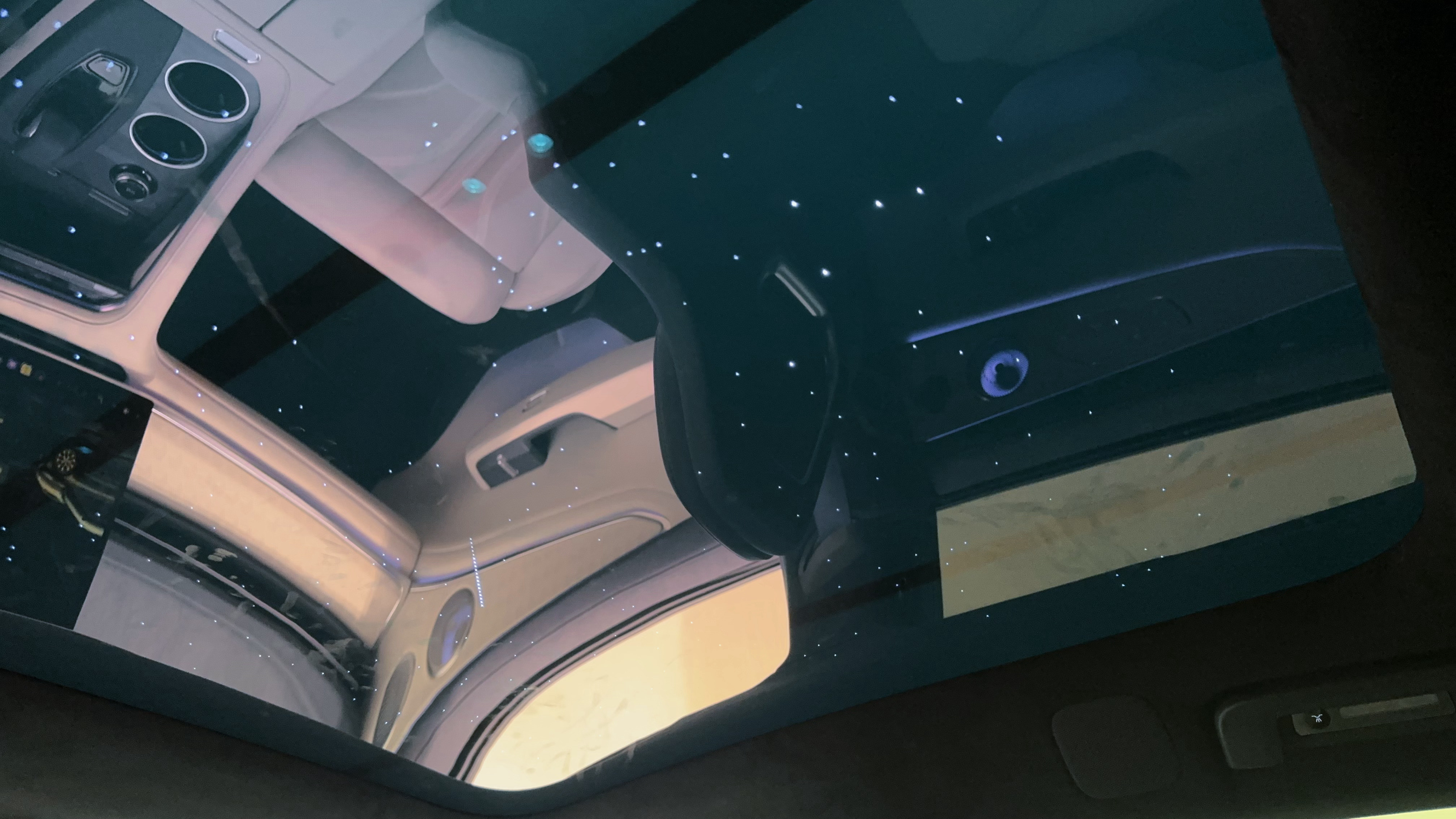 这块星空顶，真的是情绪价值拉满了！我开始以为，焕新极氪001的星空顶只是在玻璃