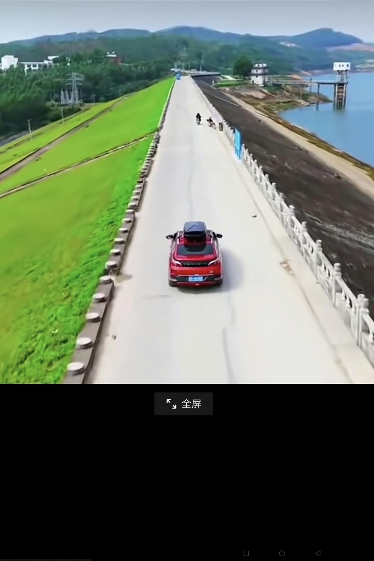 这个水库大坝表面看上去很美观，但坝体里子被大水冲成溃坝后，却看到的却是一堆黄土，