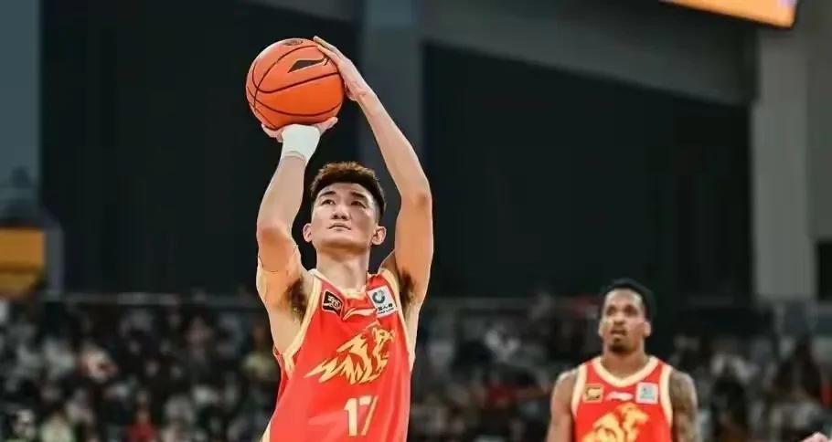 孙铭徽关键两罚不中方兴渡92：94北京，本场比赛的裁判判罚多次对北京不利，主场