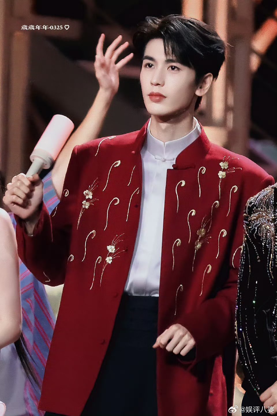 愚人节张凌赫站姐团建一百多条图砸脸!每一张都戳中心巴✨，这神仙美貌就是第一生产力