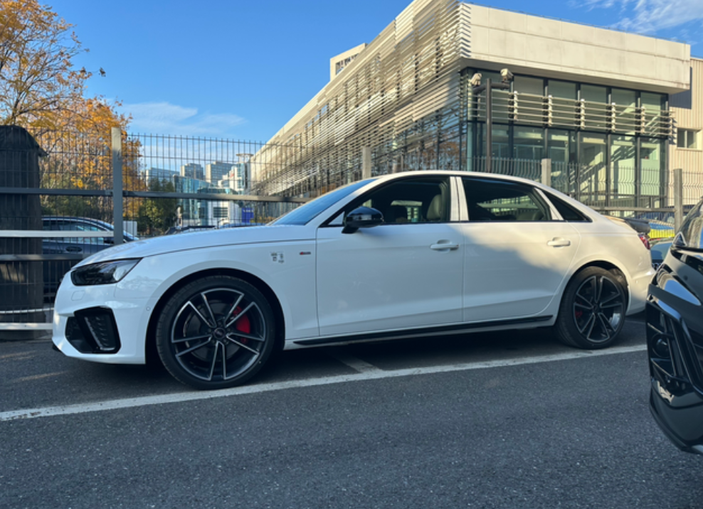 45A4L，提车了看了大半年了车了，心心念念的顶配A4L终于拿下了，24款的