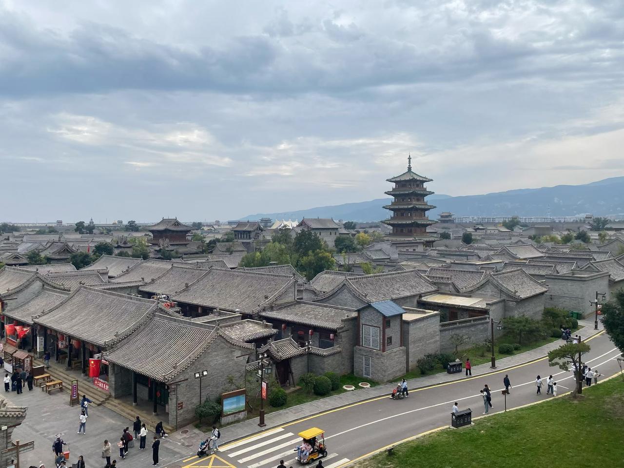 有了钱，你才有资格冷漠，才有底气独来独往。钱从来都不是用来合群的，而是