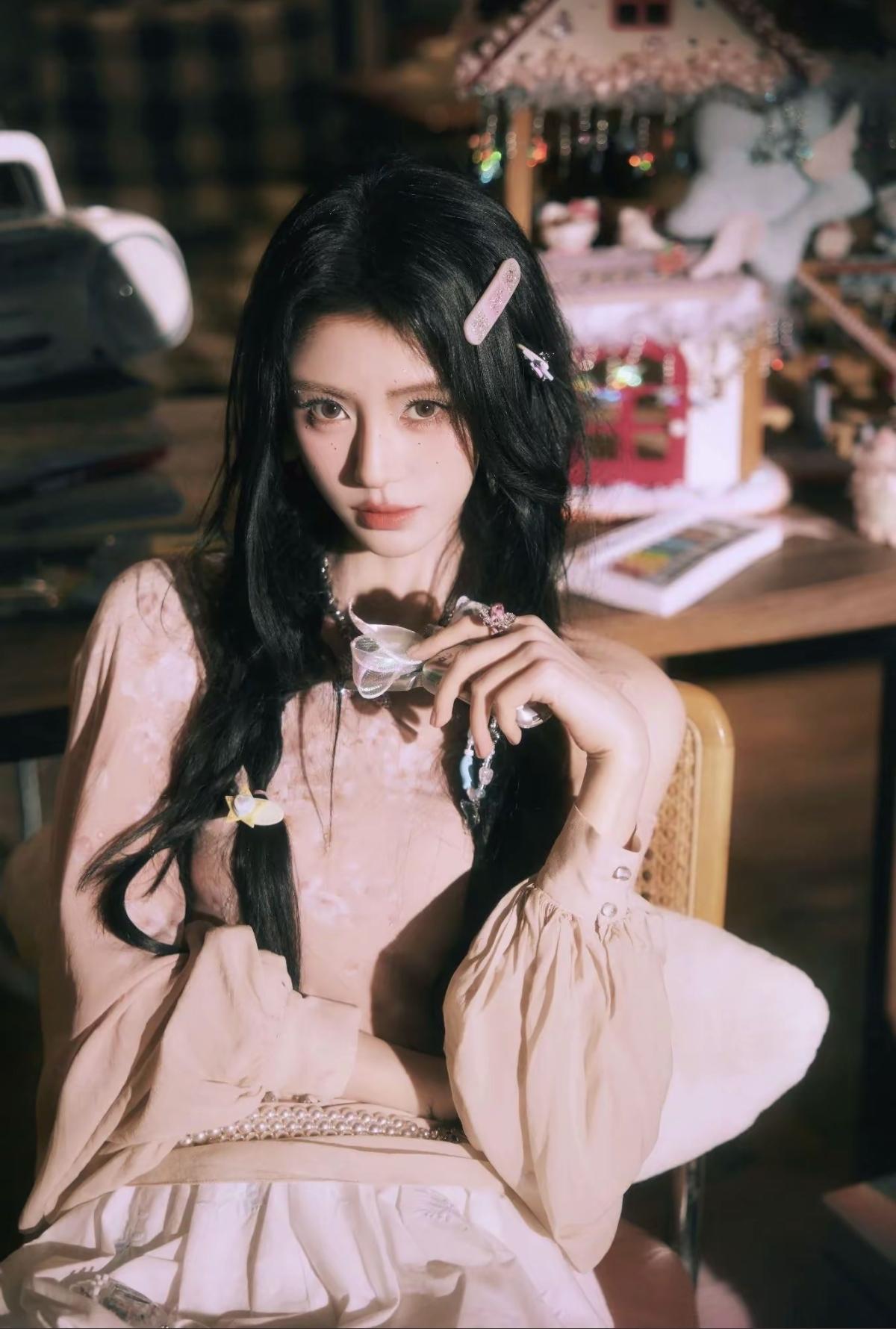 鞠婧祎的精致感真的刻在骨子里✨从发间的小发饰到手上的透明蝴蝶结戒指，再到腰间的