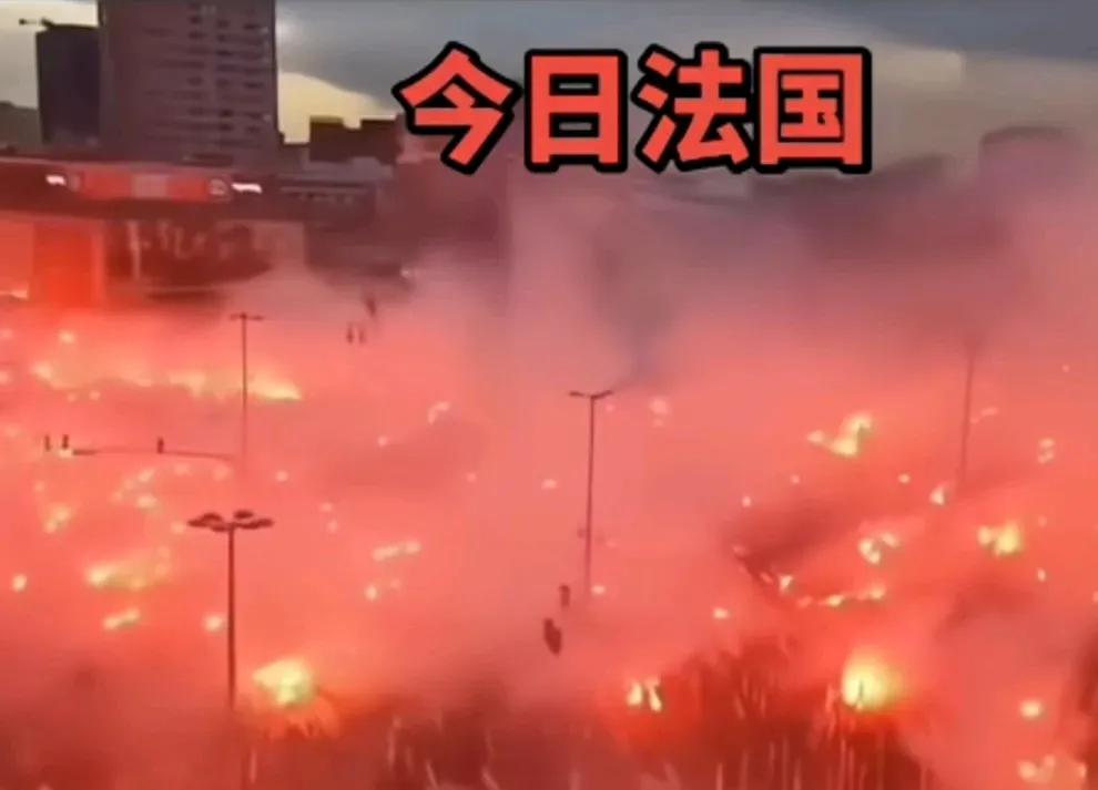 这次法国政府为了不破产，削减法国人民的福利，但是法国人民不同意，开始爆发大规模抗