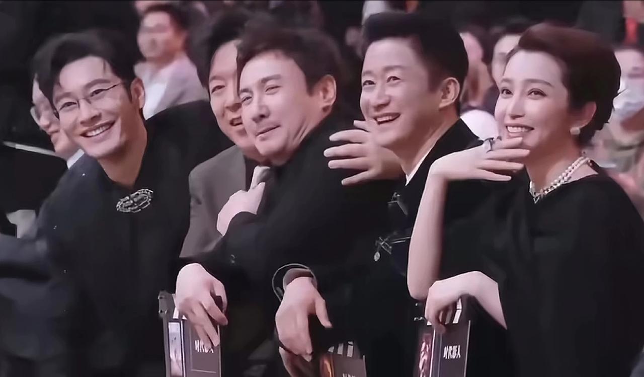 今年的微博之夜怎么闹成这样，到底发生了啥！现场观众大喊退票，此起彼伏！好多座