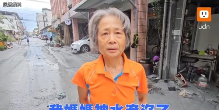 台湾省花莲民众哭诉所遭受的台风灾害，而龙应台则晒“美照”发文带狗去海边看海浪！