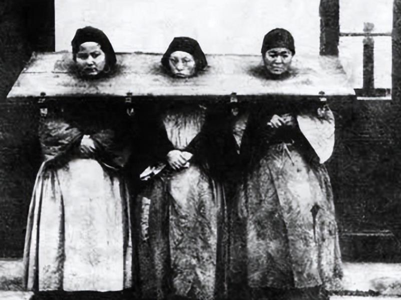 1894年的一天，几个太监不顾珍妃的挣扎，将她放到刑凳上，其中两名太监将她的肩头