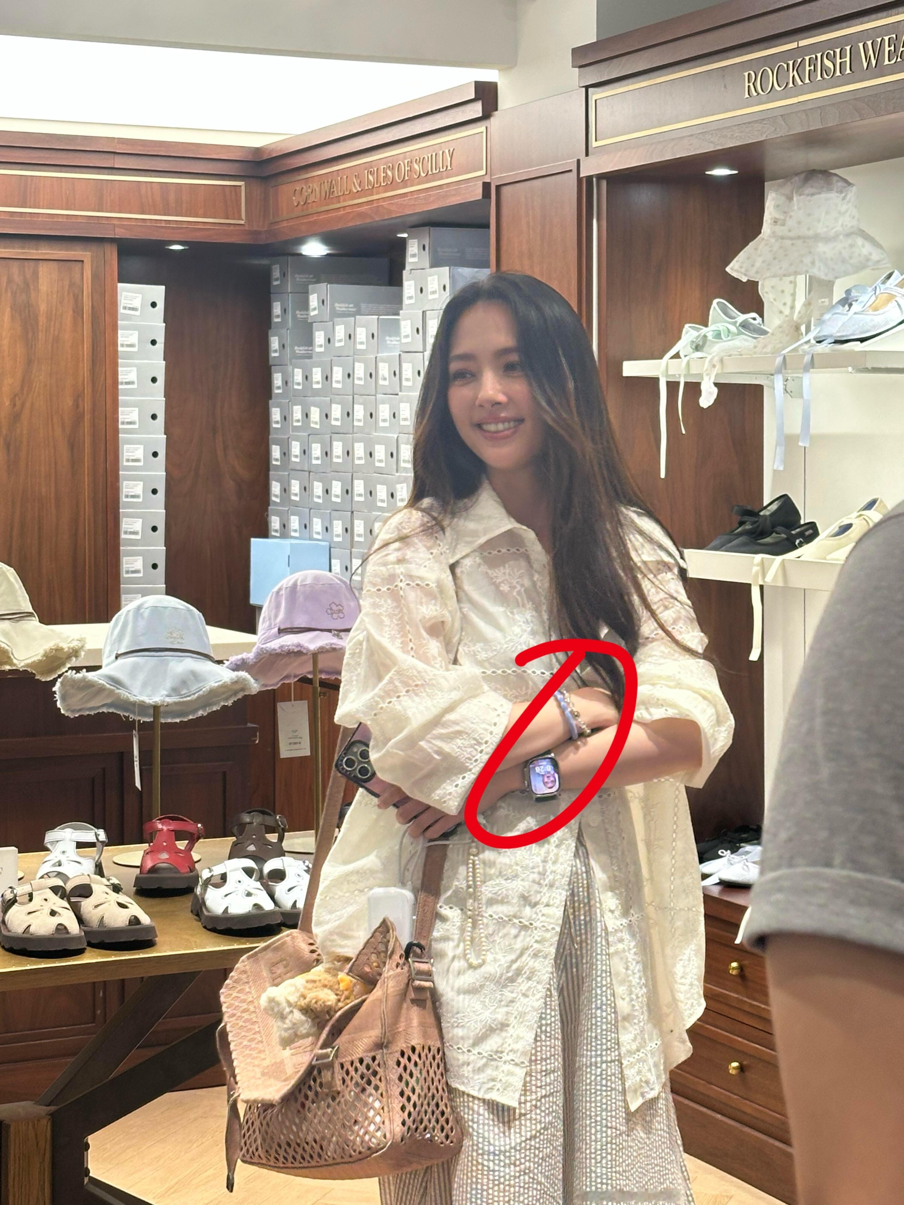 网友偶遇郭碧婷，手表的壁纸是女儿吗！​​​
