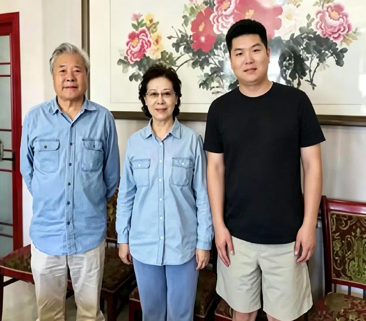 关牧村老师一家三口近照。老两口穿着同色衬衫，儿子站在旁边高大稳重。儿子没进演艺圈