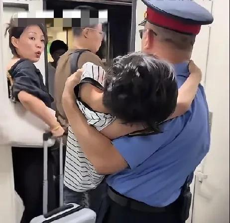 6月23日，浙江杭州一单亲妈妈带孩子做手术返程，因直梯不能到达，列车长全程帮她抱
