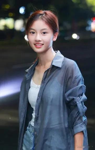 女孩撞脸张柏芝杨颖走红，她是宋祖儿接班人还是下一个奶茶妹妹？河南女孩七七，因