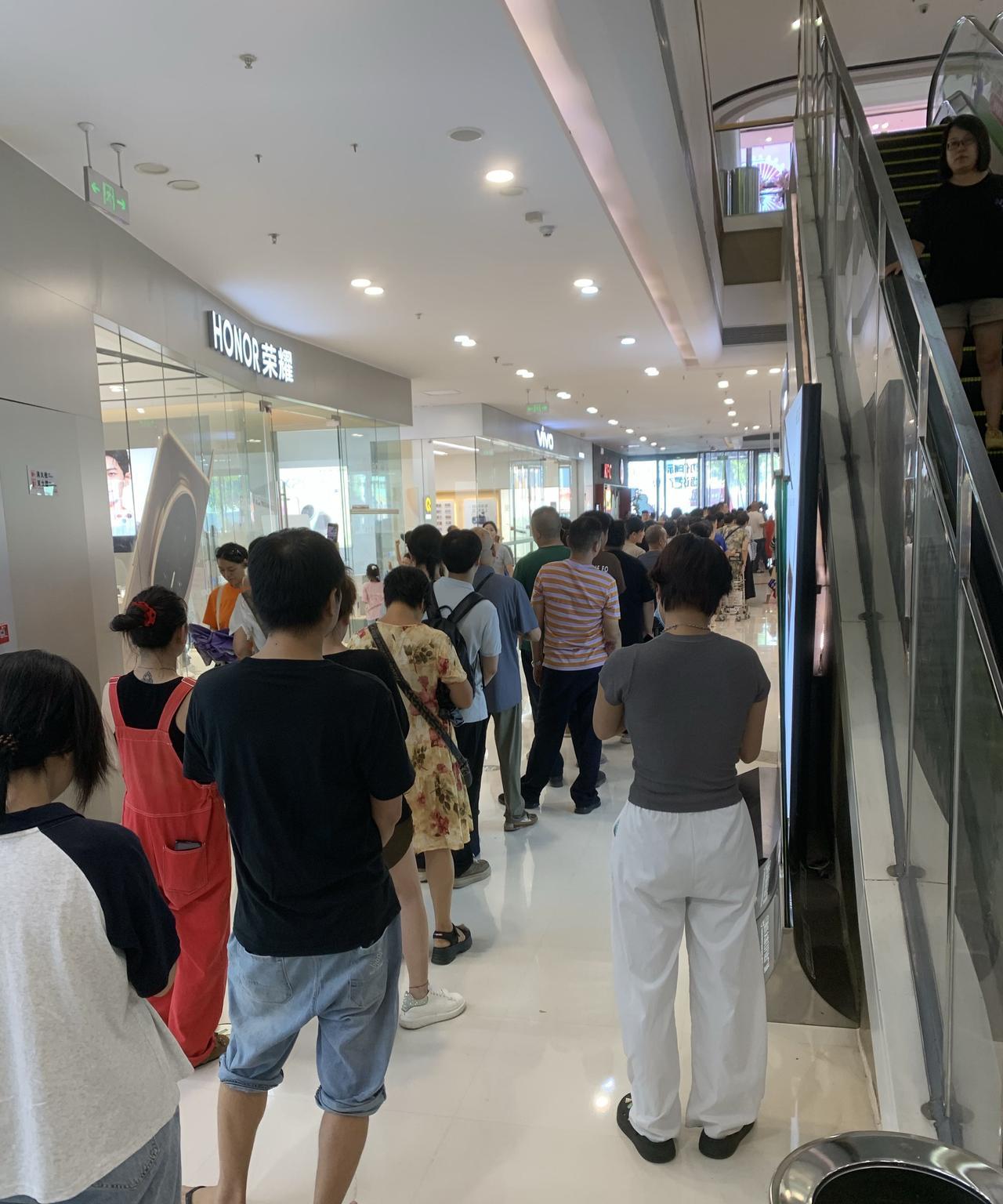 胖东来系、走出河南的首家超市淘小胖重庆店今日开业，是真火爆！！！都说实体超市生