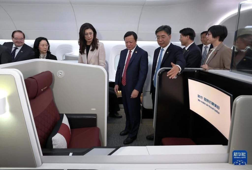 国民党主席郑丽文昨天（9日)参观完上海洋山港后，转到中国商用飞机有限责任公司（中