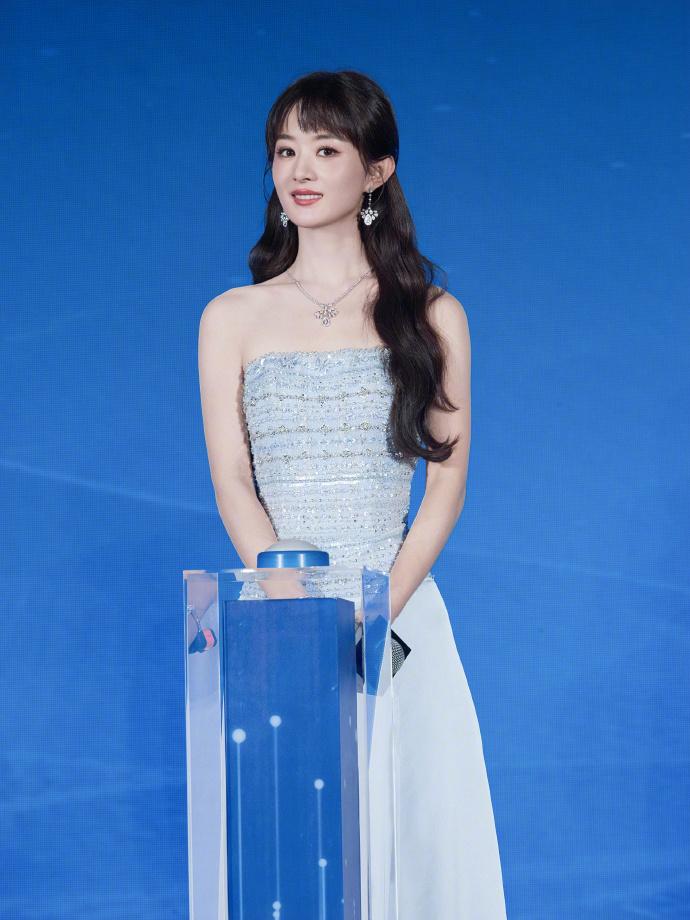 最近赵丽颖在出席时尚活动的时候搭配的像个漂亮的小仙女，真的是特别的美，还格外时尚