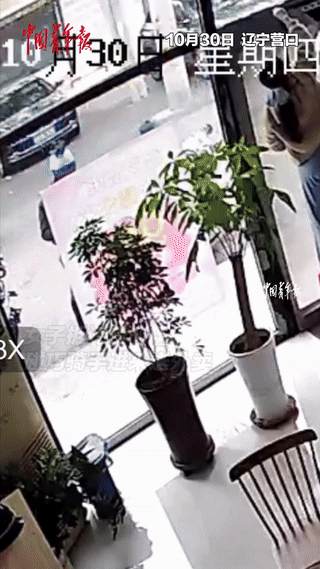 笑不活了！辽宁，1男骑手将外卖送到一舞蹈室前台，进门扫了眼前台没人以为对方出去了