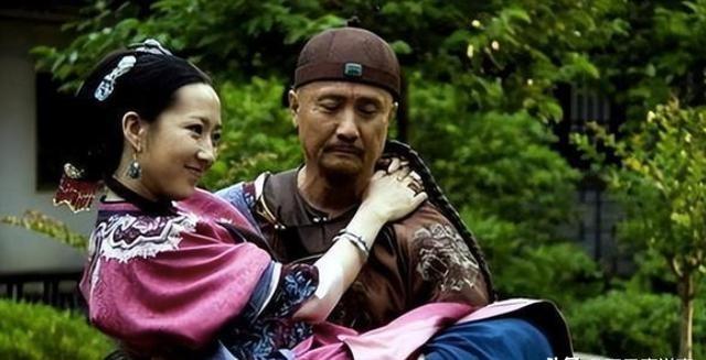 1768年，纪晓岚被流放新疆，临行时妻子郭彩符大哭：“新疆不产粮食蔬菜，饭碗还有