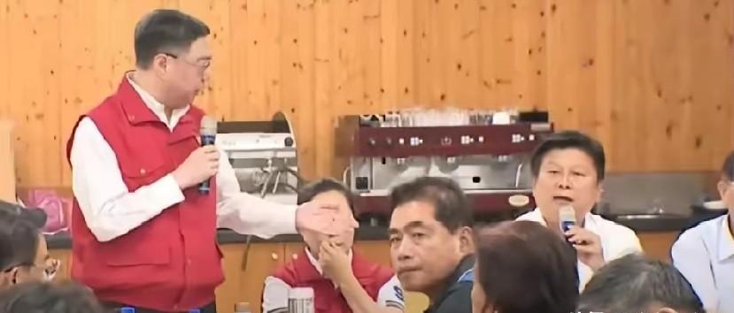 花莲县昨天下午受强台风侵袭受灾严重，国民党团总召傅崐萁当着台湾地区行政机构负责人