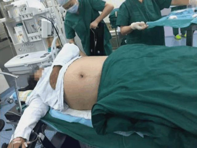 孕妇生完宝宝16天后, 突然肚子疼痛难忍, 老公回来发现吓得腿发软