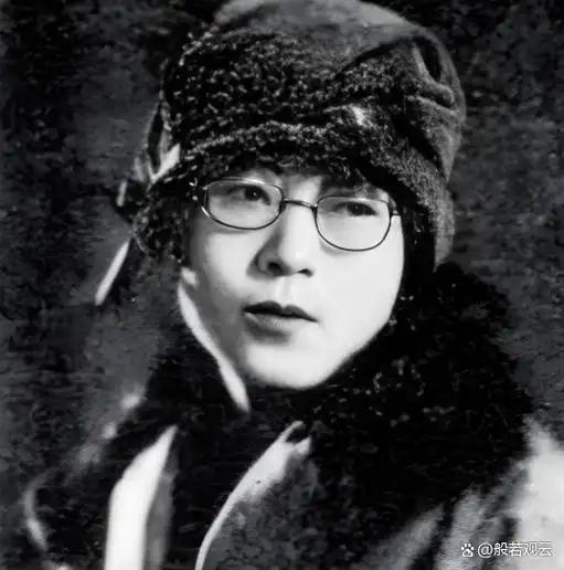 那位情感专家的话说得刺耳：“男人去撩已婚女人，说白了就是为了那点生理刺激。他找你