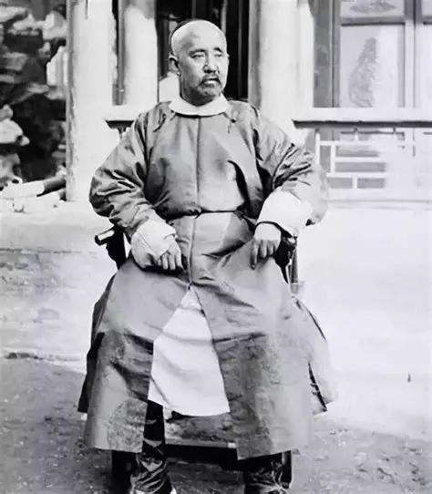 1865年5月18日，高楼寨的麦田里，铁帽子王僧格林沁受伤后，被16岁的捻军小兵