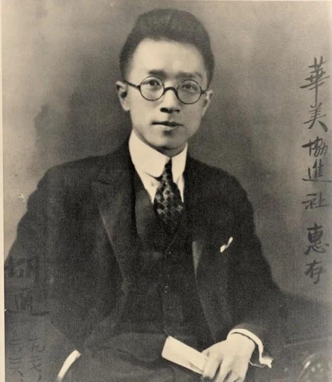 一次讲座上，胡适大讲白话文的好处，黄侃不服：“举个例子，假如你的太太亡故了，电报