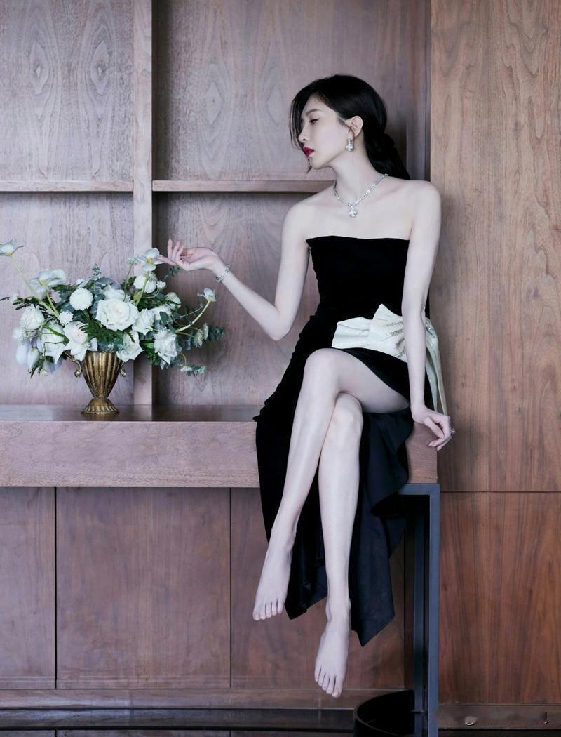 江疏影的小脚丫越来越养眼了，好美。