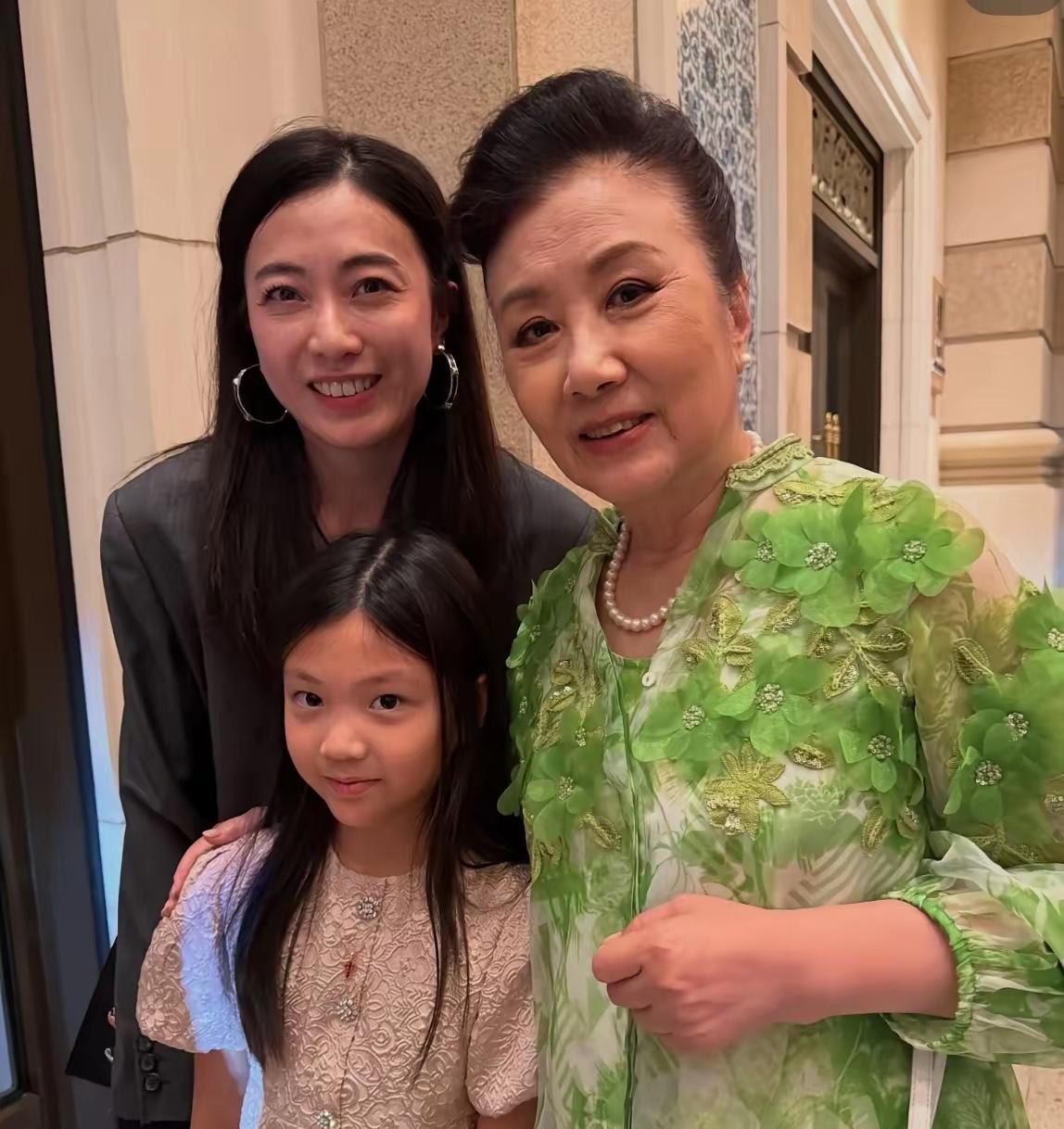 这场答谢宴根本不是婚礼，是赌王四房递出去的一张明牌——奚梦瑶已经被写进了何家的族谱里。9月28日，何