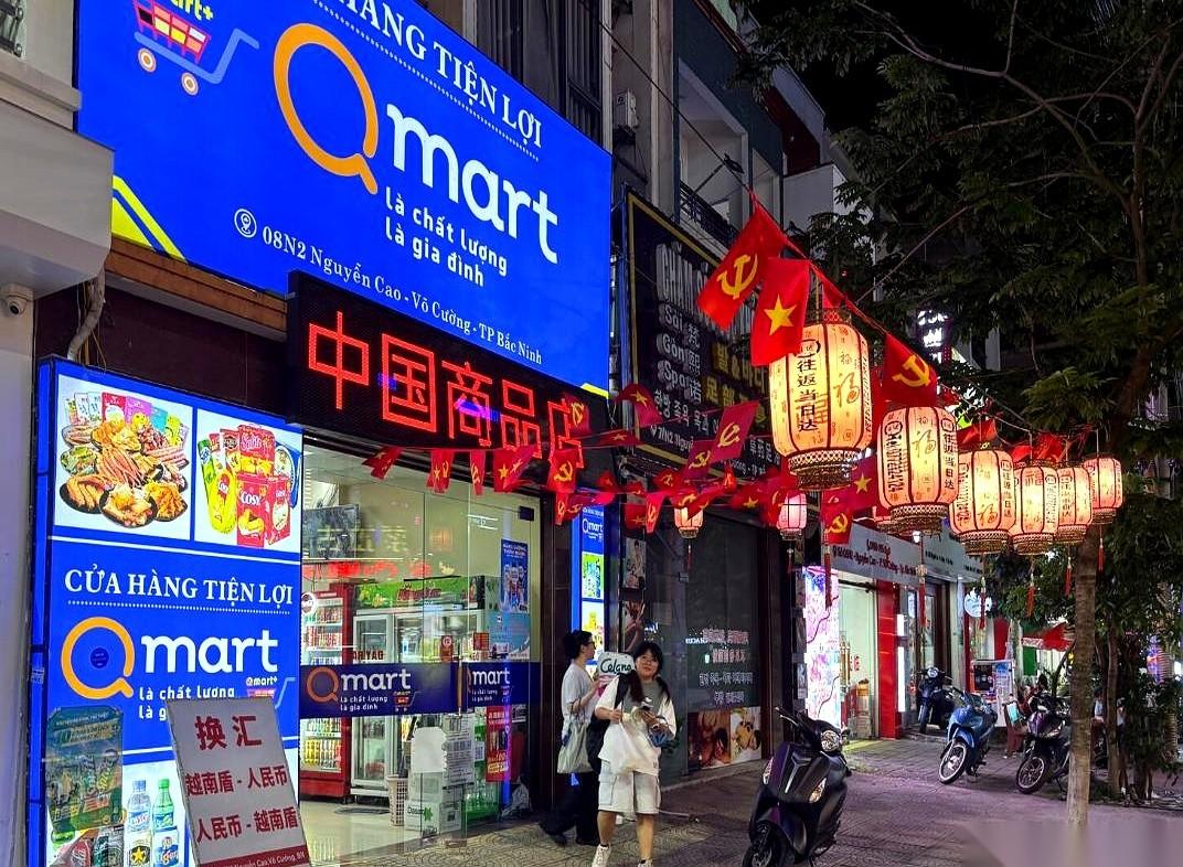 越南北宁省的街头正在集中拆除商铺的中文招牌。当地官方立下的规矩其实是外文不能压