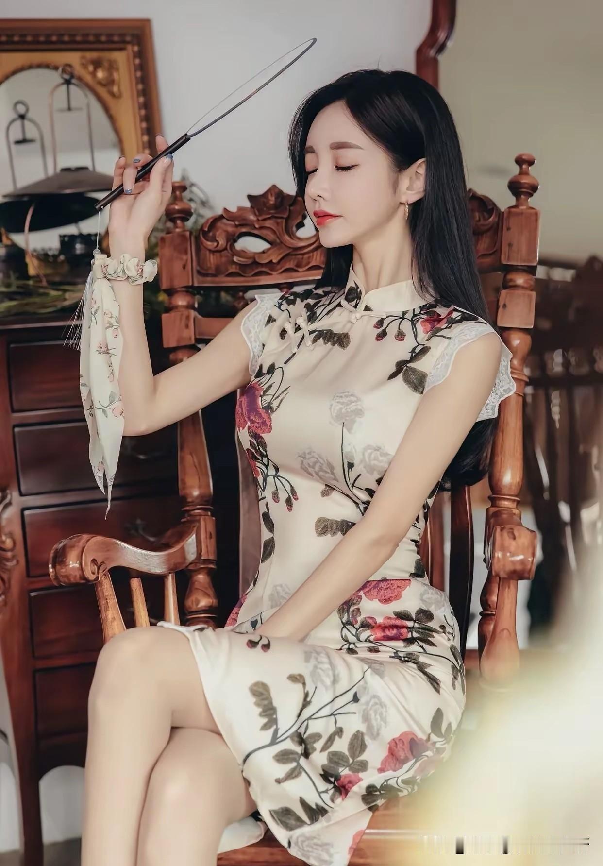 孙允珠，身着繁花旗袍轻摇团扇，复古时光里藏着温婉风情，蕾丝短衫写真