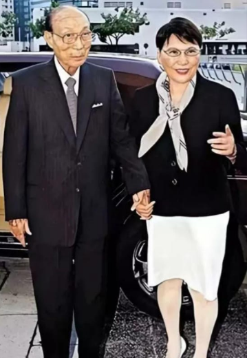邵逸夫是个谜！他每年向国内捐1亿港币，2014年邵逸夫去世，他死后200