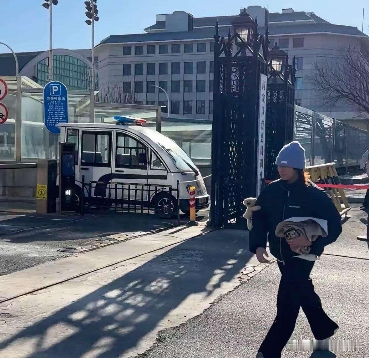 惊喜！全红婵居然回国家队了，自己搭车到国家体育总局训练基地门口，一下车就被旁边的