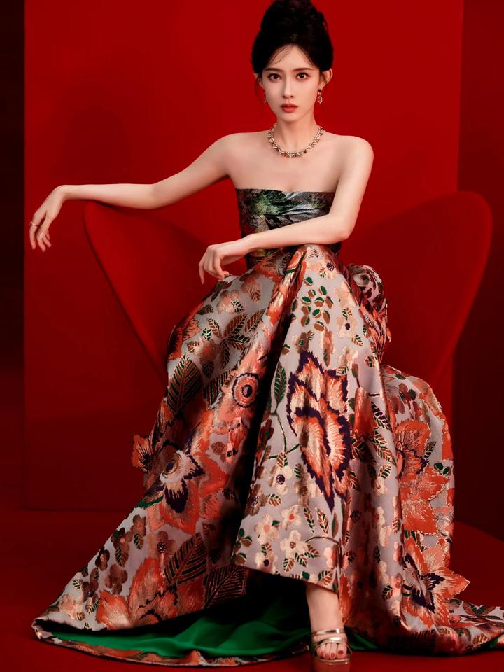 要说美女类型，我还挺喜欢孟子义这种的。她是1米7的东北大妞，却有盈盈一握的蚂蚁腰