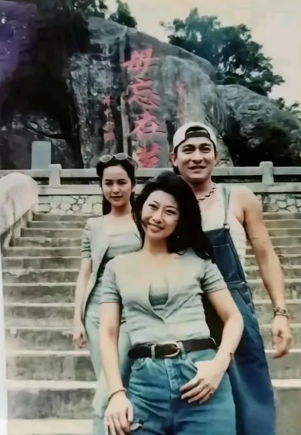 有谁知道刘德华和二位美女合影的这个地方是哪里吗？背景石头上刻的是哪几个字啊？毋忘