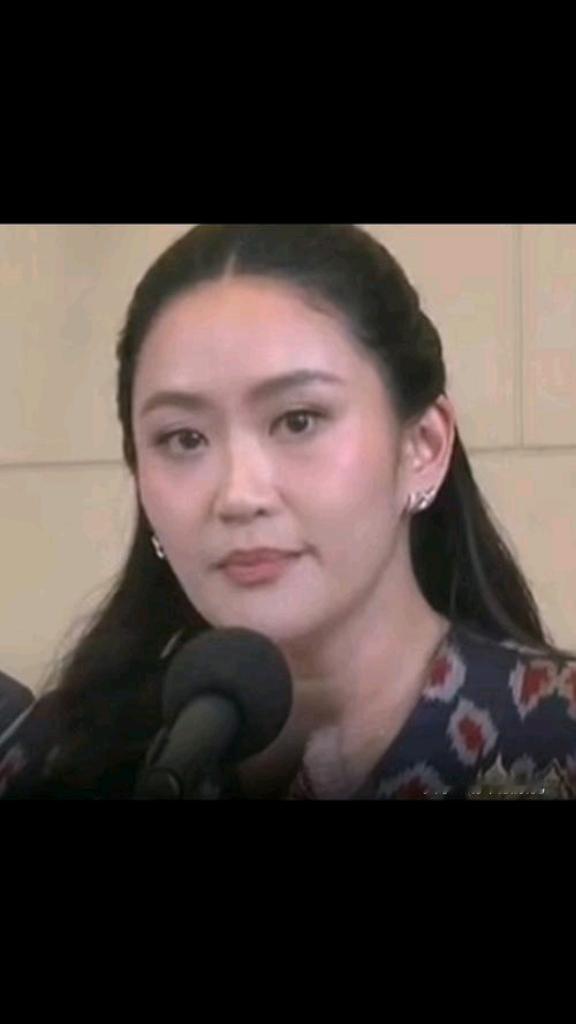 他信在牢里冻得瑟瑟发抖，三条毯子都不顶用，高血压犯了只能睡地板。这时候亲闺女