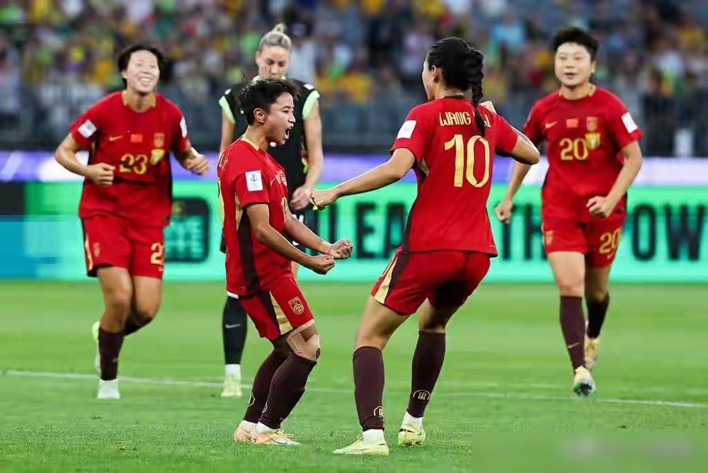 彭诗梦一个犹豫，直接葬送了女足的决赛梦，赛后她瘫坐在地。主力门将有伤，王霜