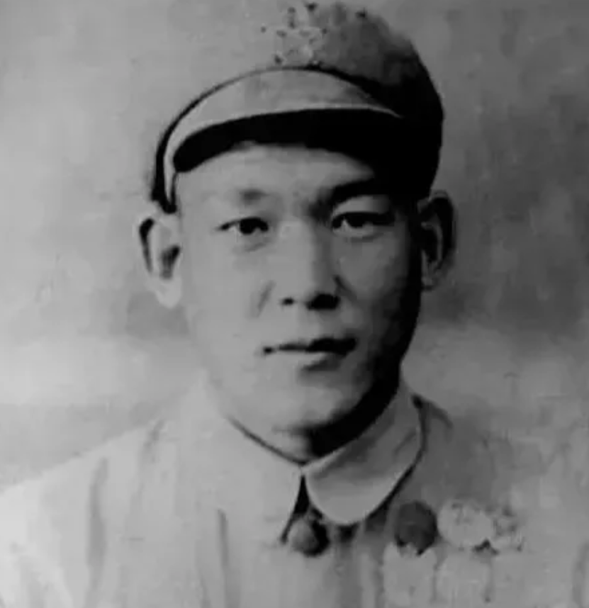 1951年，志愿军排长崔建国被13名美军包围，敌人看他咳嗽的连腰都直不起来，当即
