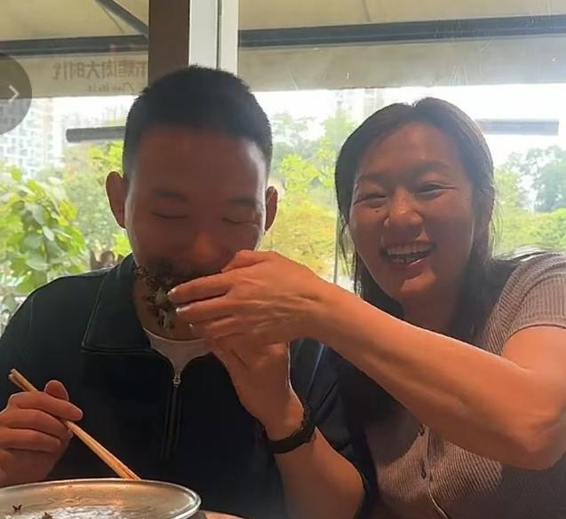很多人喜欢拿谢浩男与苏牙子做对比，如今又拿谢浩男妈妈与苏牙子哥哥直播带货的成绩，