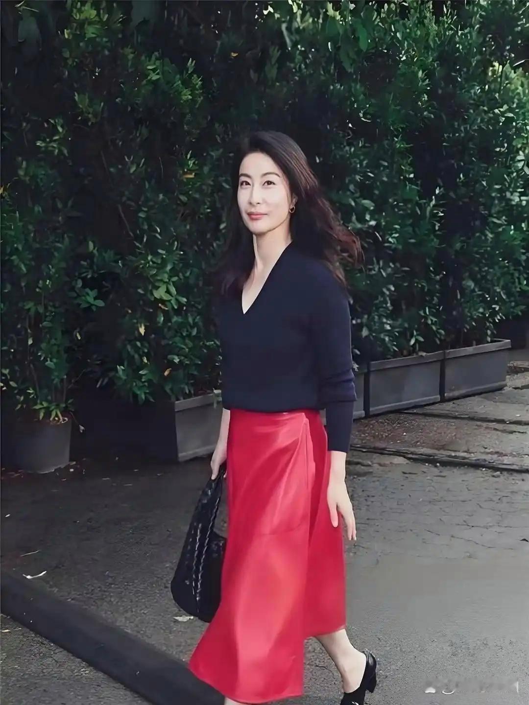 霍启刚惊了：这是我老婆？郭晶晶米兰时装周美到认不出