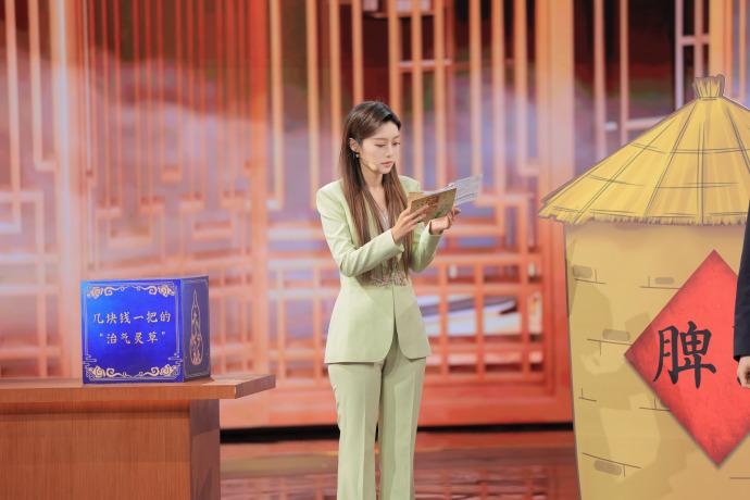 北京电台主持人陈赛舞台主持风采，好美啊！