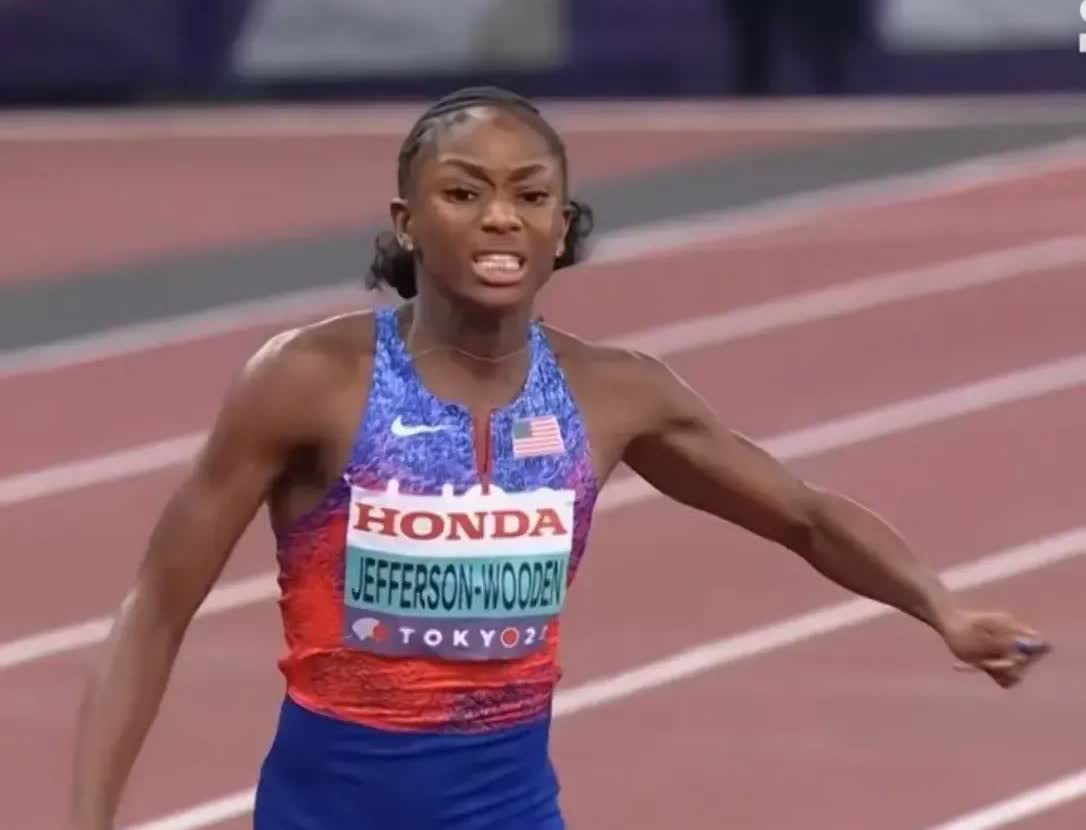 100米10.61秒，今年世界最好成绩，200米21.68秒，今年世界最好成绩，