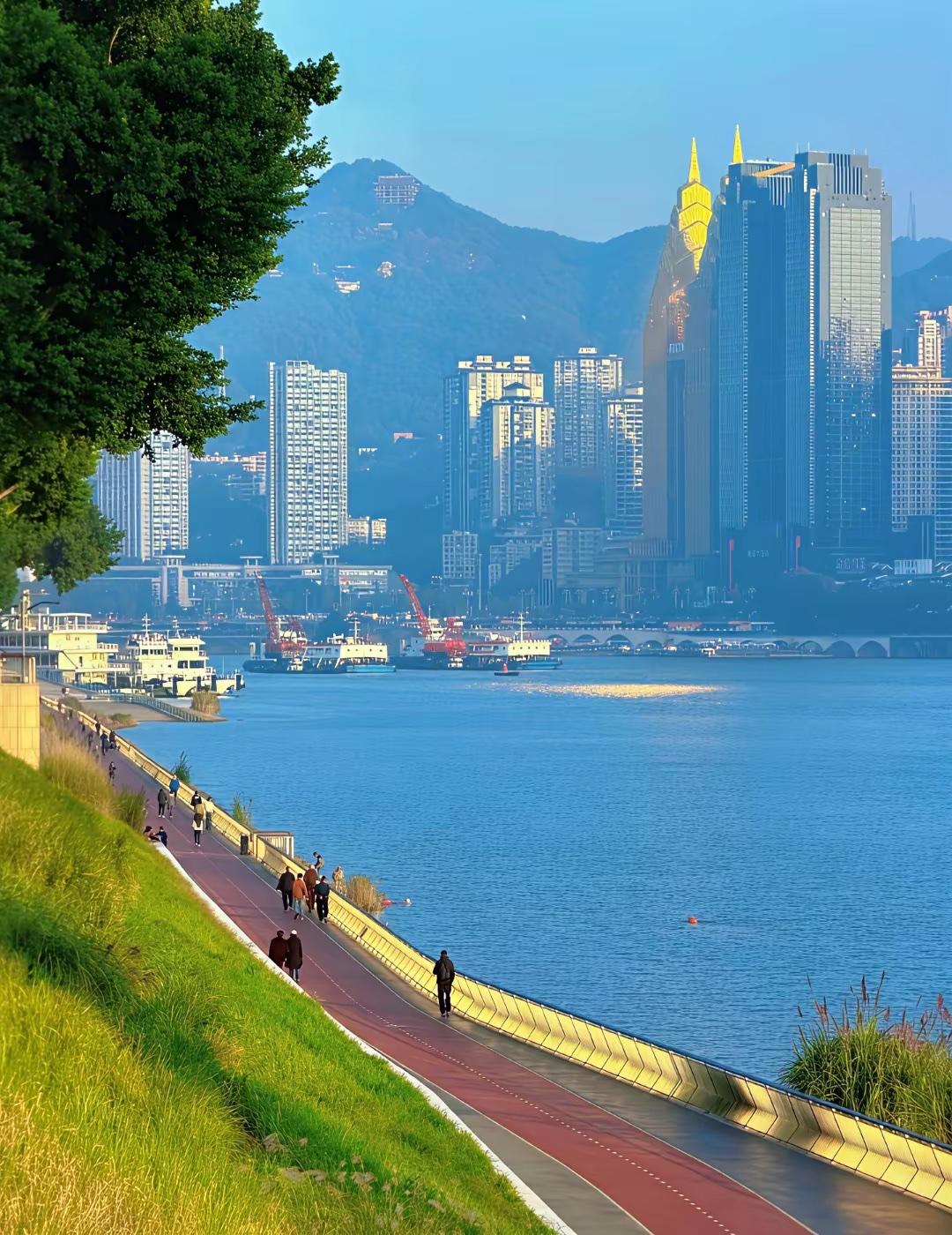 重庆和成都要想真正把对方甩开，引进和兴建超大型游乐公园是一个非常好的点子。举两