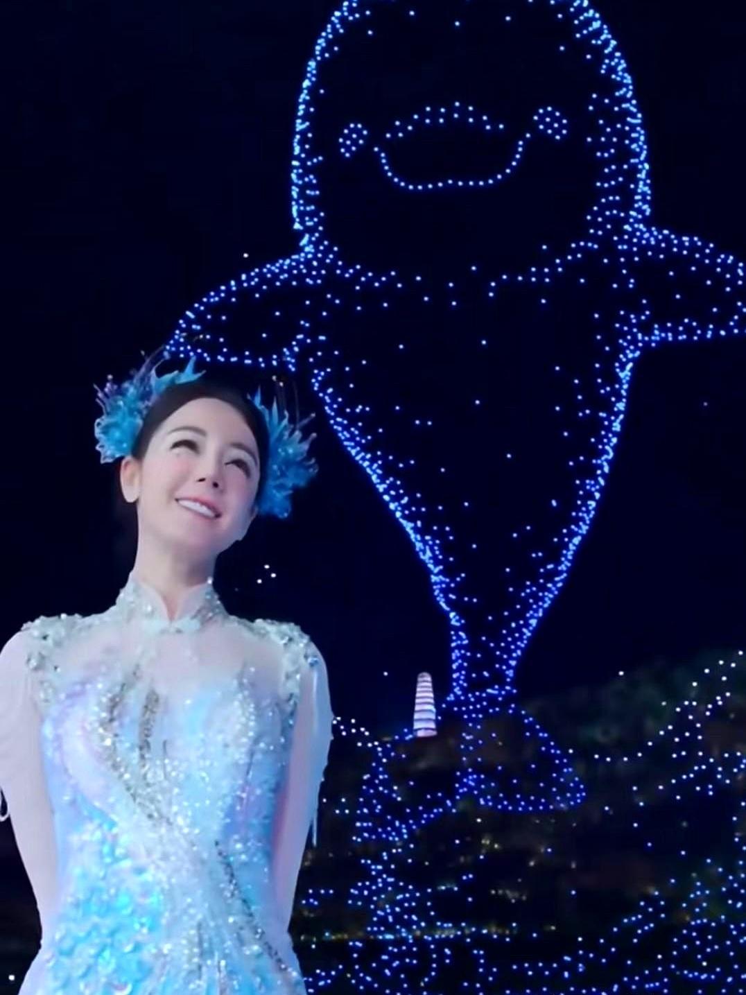 春晚镜头下迪丽热巴脸肿了一圈，全网都在嘲，但没人告诉你她是在模仿一种动物。