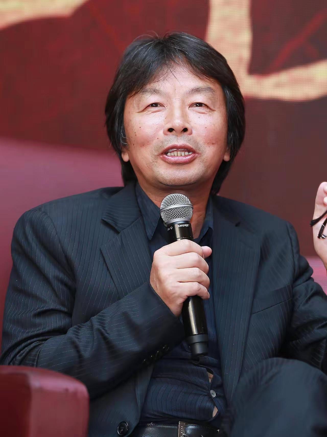 刘震云曾言：努力的意义，不是要鹤立鸡群，而是要离开那群鸡。上层社会人捧人，中层