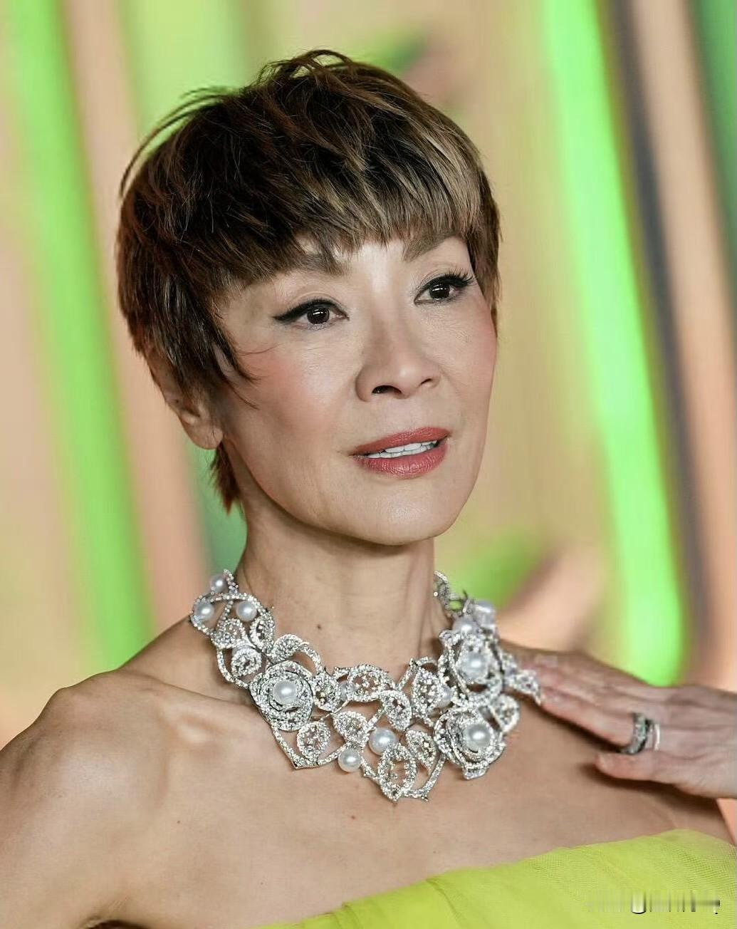 杨紫琼短发造型撞脸金巧巧和吴君如，步入花甲之年还穿公主款蓬蓬裙，看着就很违和感。