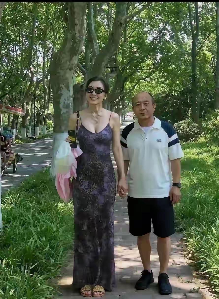 鞋合不合脚只有脚知道，婚姻里的般配只是别人的看法，幸不幸福只有自己知道！