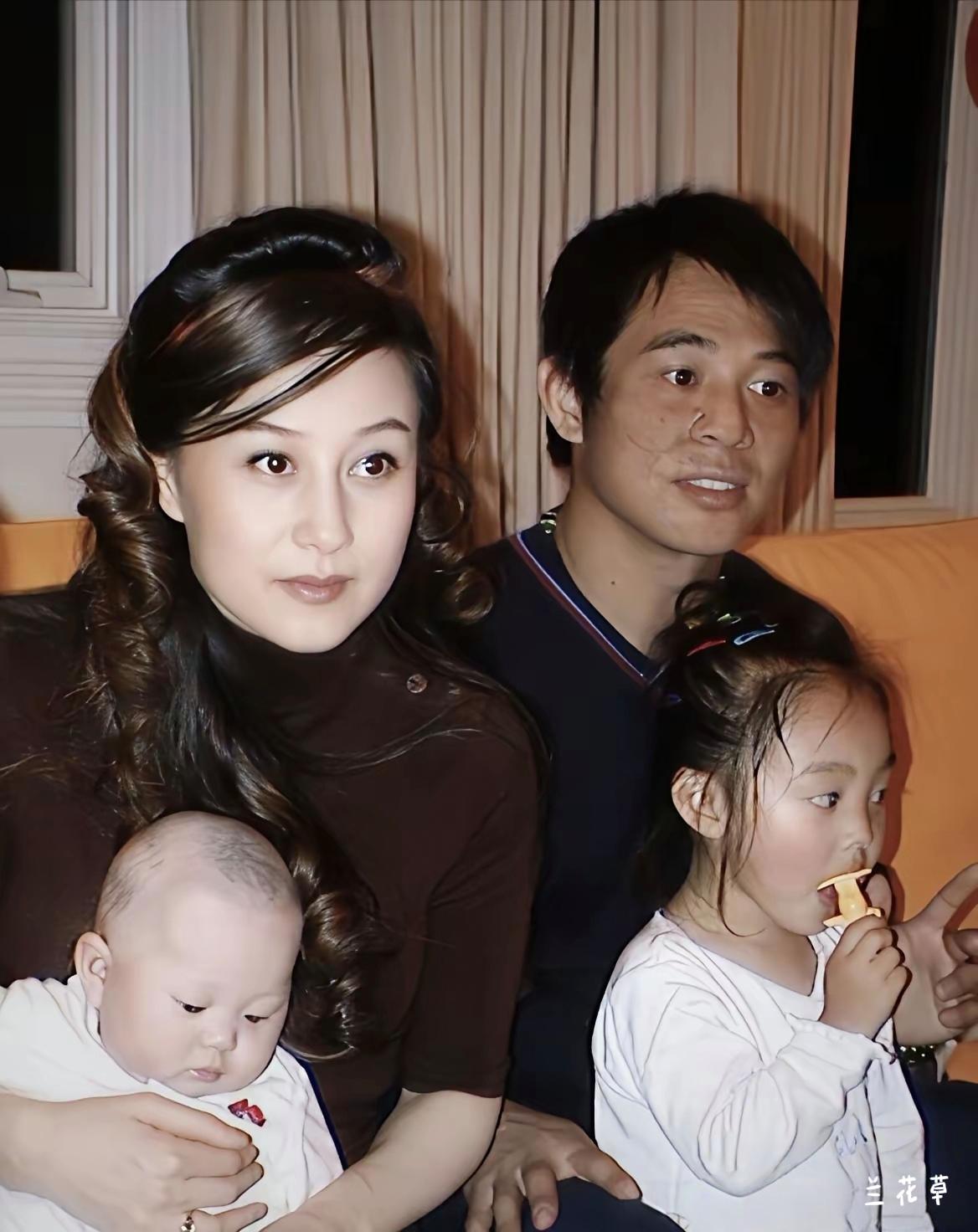 第一次看到这张李连杰和利智及两个孩子的全家福照片。利智脸上光洁美丽，然而，