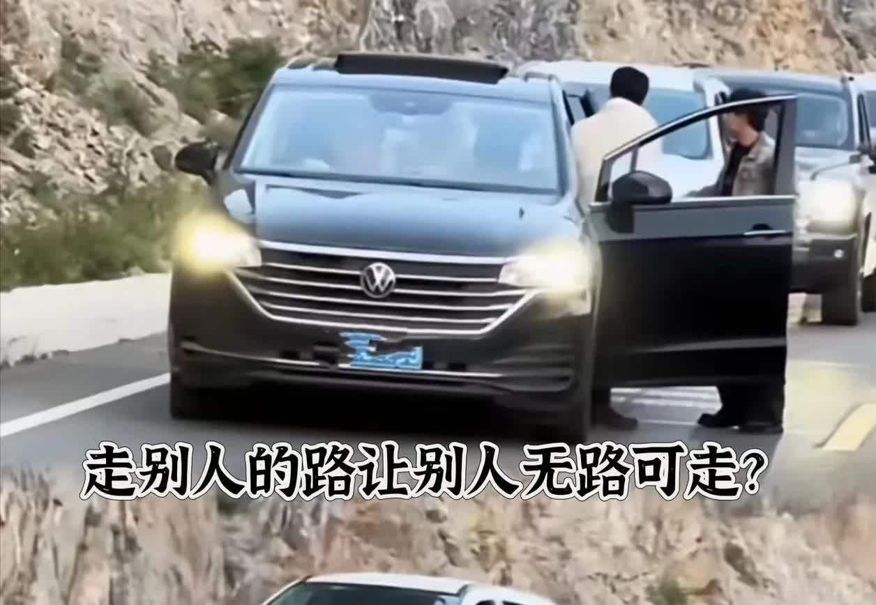 吵翻天了！独库公路白车超车被堵，引发了冲突！开车陋习真让人受不了。在独库公路