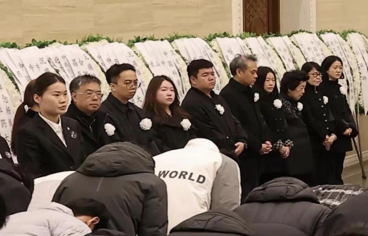从杨振宁葬礼上一家人的照片来看,杨振宁的后面三代都是清一色的中国人,虽然他的两个
